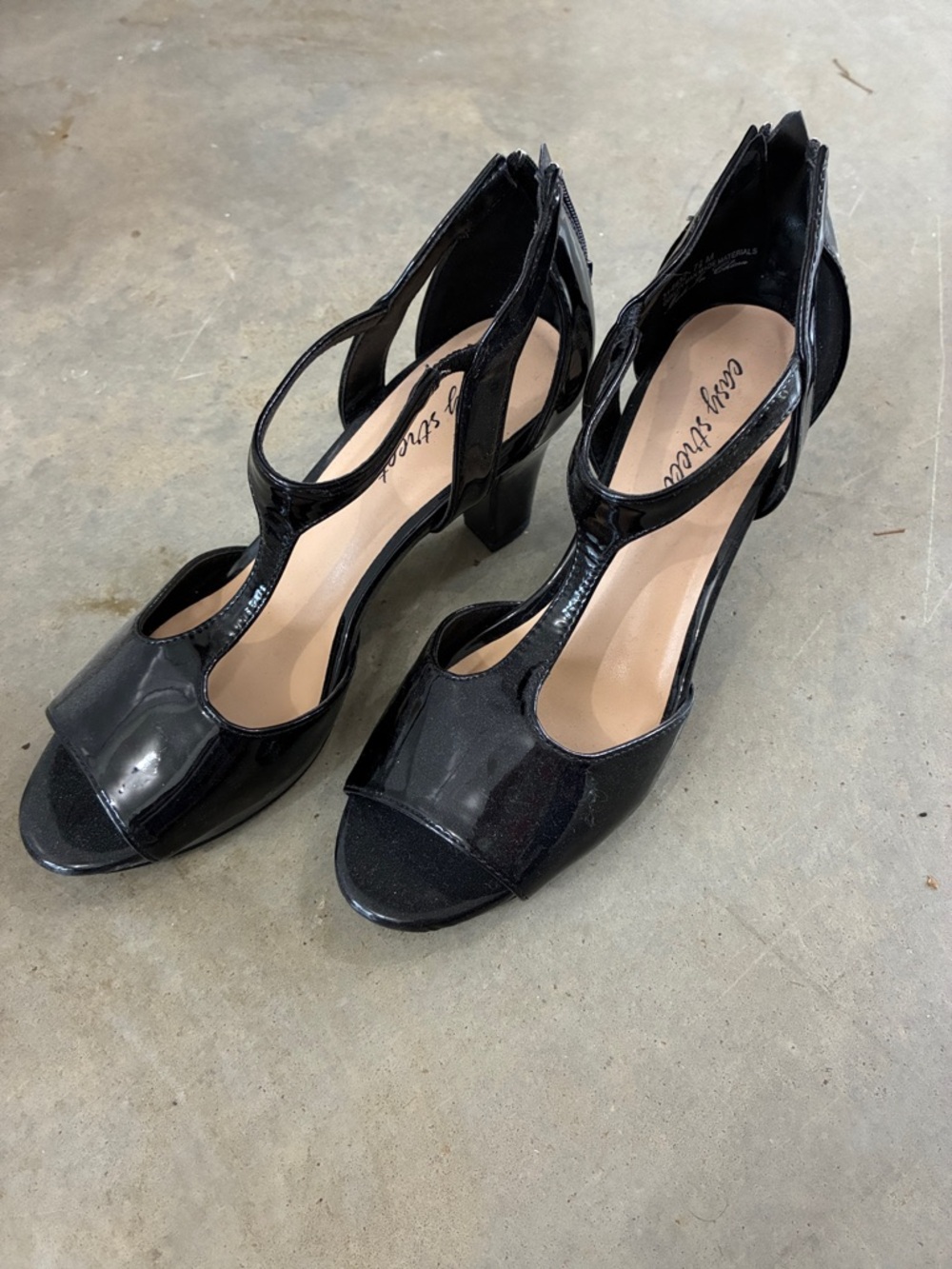 Easy Streets Black Patent Cutout T-Strap Block Heel Sandals 7.5 worn 1x like new
